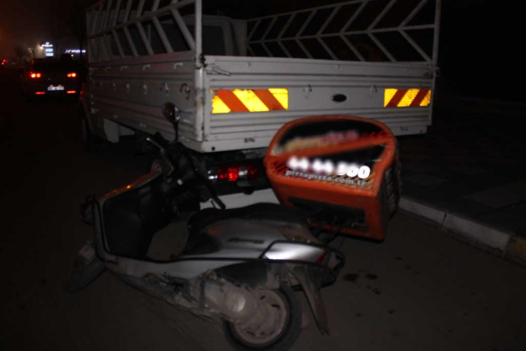 Sıkıştırılan motosiklet kamyonete çarptı:1 yaralı